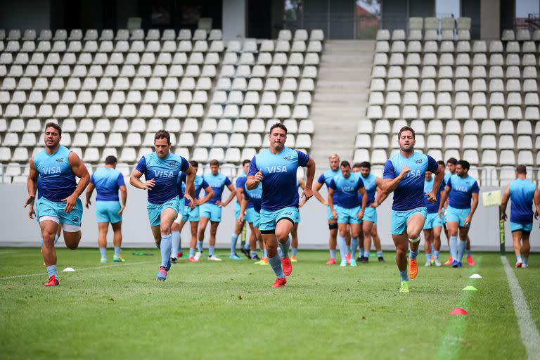 Facundo Isa, Nicolás Sánchez, Santiago Socino y Santiago Cordero, en el captain's run previo al test match de los Pumas contra Rumania en Bucarest.