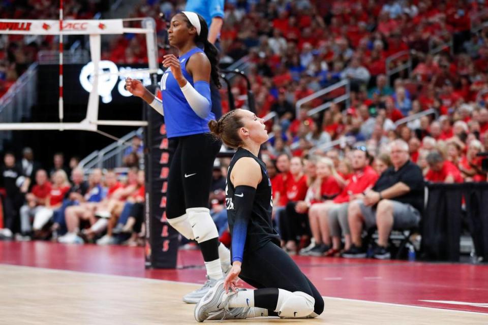 Kentucky’s Reagan Rutherford (standing) and Eleanor Beavin (kneeling) react after losing a point to Louisville during Wednesday night’s match.