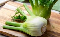 Fenchel zählt wohl zu den unterschätzten Gemüsesorten. Er ist reich an vielen Nährstoffen wie Kalzium, Vitamine B, C und E, Folsäure, Eisen und Magnesium. Das tut auch der Haut gut. Wird er auf die Haut aufgetragen, kann er sogar bei trockener Haut helfen. Fenchel ist zudem sehr kalorienarm. (Bild: iStock / barmalini)