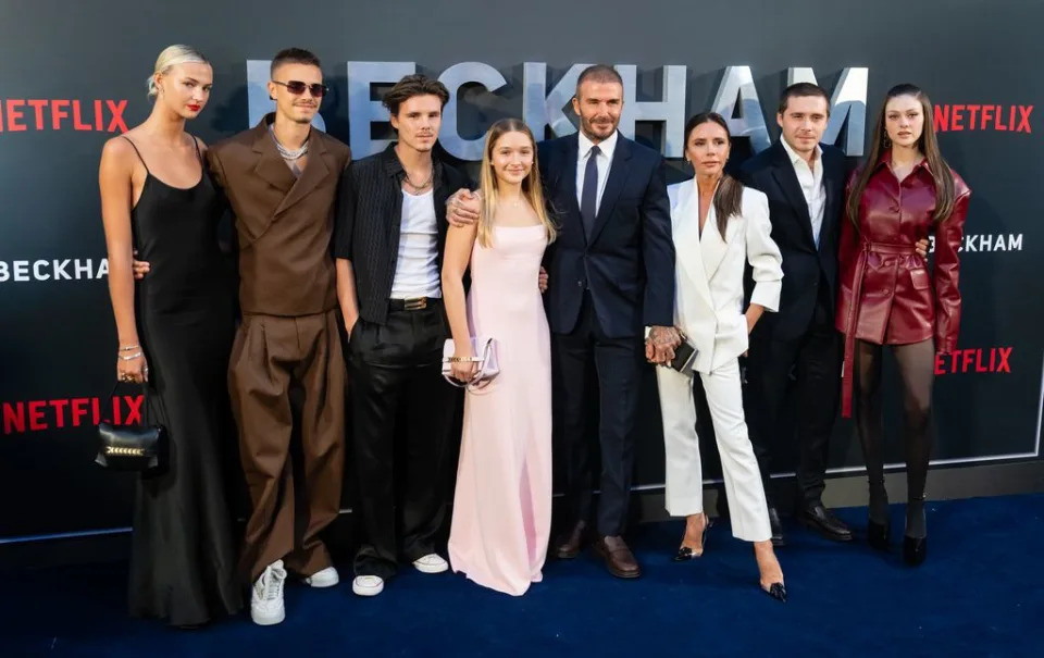 Los Beckham en el estreno en Londres de la serie 'Beckham' (octubre 2023)