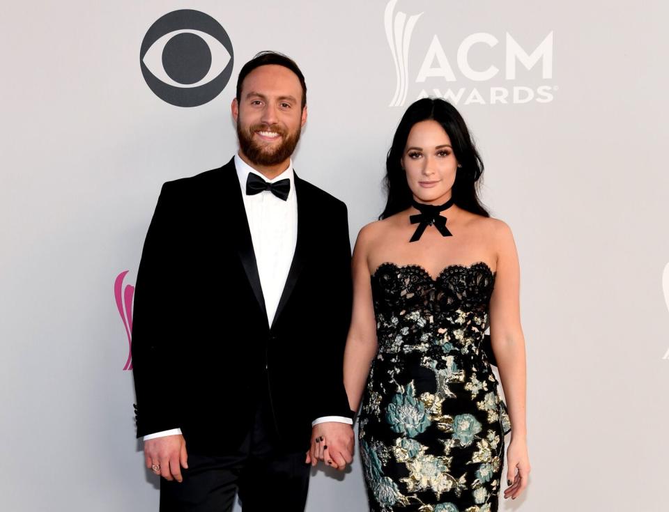 A country-music couple attend an awards show