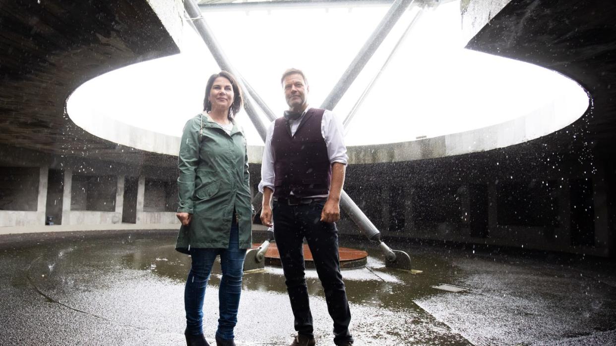 Robert Habeck (r), Bundesvorsitzender Bündnis 90/Die Grünen, und Annalena Baerbock, Bundesvorsitzende Bündnis 90/Die Grünen, bei der Besichtigung des Energiebunkers in Hamburg-Wilhelmsburg.