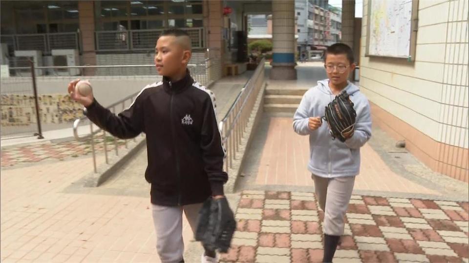 好棒棒！兩國小棒球員扶阿嬤過馬路　影片上網按讚破千
