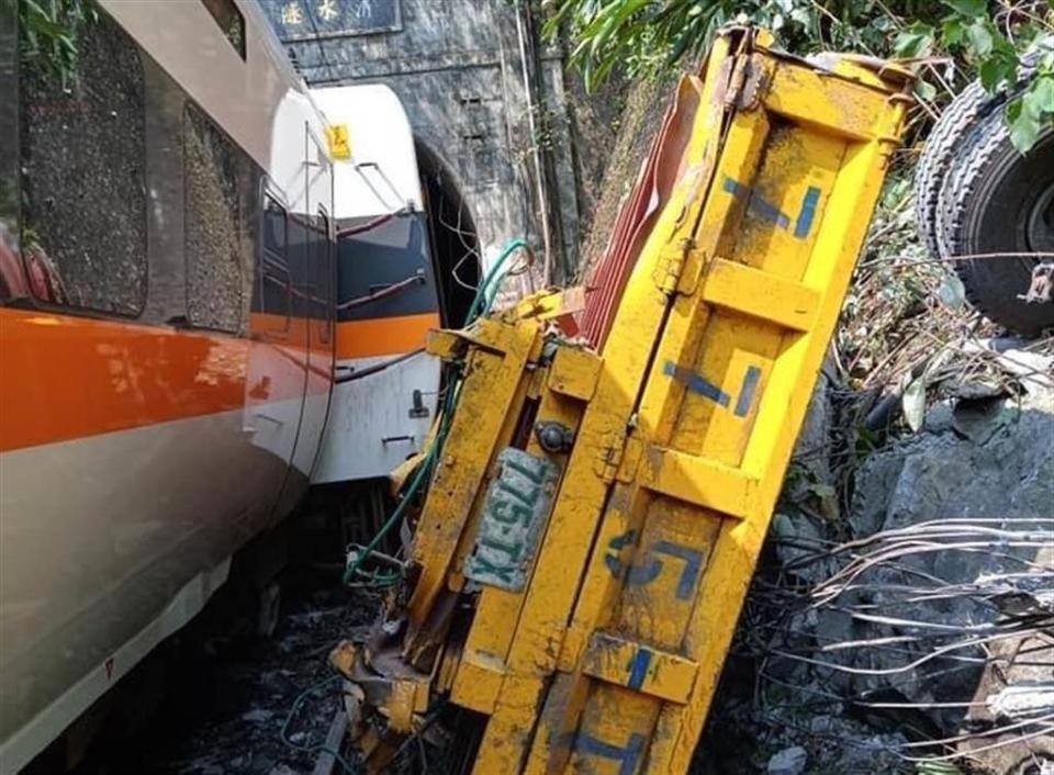 工程車砸中太魯閣號。（圖／民眾提供）
