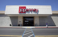 <p>En 2012 la cadena de grandes almacenes estadounidense JCPenney anunció que cambiaría su política de precios. Antes eran muy elevados y trataba de captar clientes a través de descuentos, ofertas o promociones, pero a partir de entonces sus productos serían un 40% más baratos. Sin embargo, la medida no gustó a los consumidores y en solo un trimestre la compañía perdió 163 millones de dólares (unos 145 millones de euros). (Foto: Getty Images).</p> 