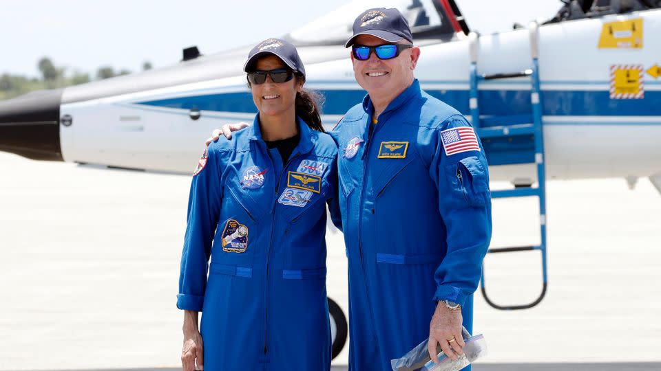 Die NASA-Astronauten Suni Williams (links) und Butch Wilmore posieren für ein Foto, nachdem sie am 25. April 2024 am Starliner-Startplatz in Florida angekommen sind. – Terry Renna/AP