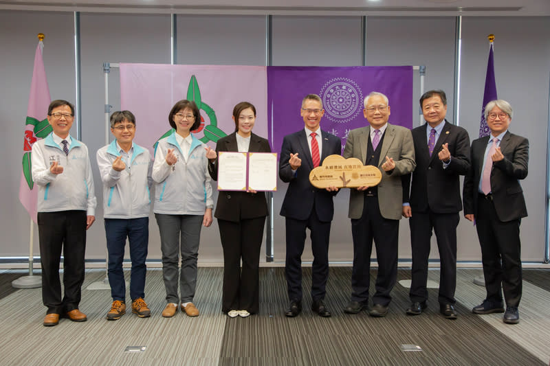 竹市府與清華大學簽署MOU 新竹市政府與國立清華大學「永續發展在地實踐」合 作備忘錄（MOU）簽署儀式22日在清大旺宏館舉行， 由市長高虹安（左4）與清大校長高為元（右4）共同 簽署。 （新竹市政府提供） 中央社記者魯鋼駿傳真  113年3月22日 