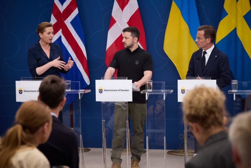 (LR) Danish Prime Minister Mette Frederiksen, Ukrainian President Volodymyr Zelensky and Swedish Prime Minister Ulf Kristersson speak during a press conference of the Nordic Prime Ministers on the occasion of the Nordic Summit.  -/Ukrainian Presidency/dpa