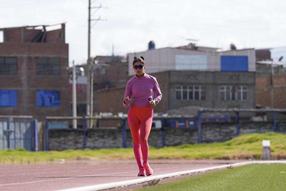 La marchista peruana Kimberly García entrena en el Estadio 3 de Octubre de Huancayo el marts 28 de mayo de 2024 (AP Foto/Martín Mejía)