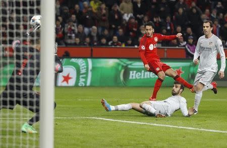 Bayer Leverkusen's Hakan Calhanoglu (C) scores a goal past Atletico Madrid's goalkeeper Miguel Angel Moya (L) during their Champions League round of 16, first leg soccer match in Leverkusen February 25, 2015. REUTERS/Ina Fassbender
