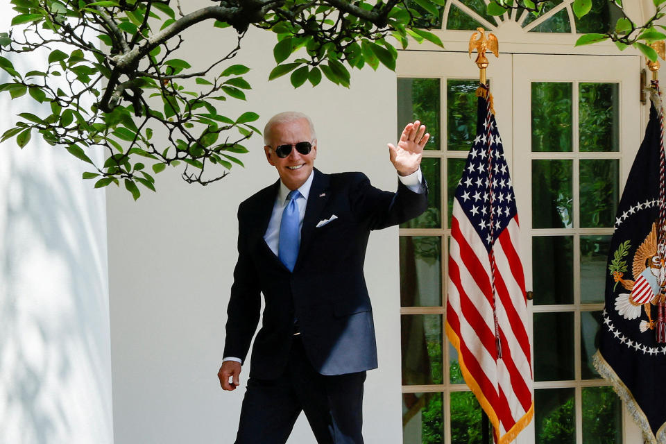 Le président américain Joe Biden fait la vague après avoir prononcé des remarques au personnel du Rose Garden alors qu'il revient de l'isolement de la COVID-19 pour travailler dans le bureau ovale, à la Maison Blanche à Washington, aux États-Unis, le 27 juillet 2022. REUTERS/Jonathan Ernst