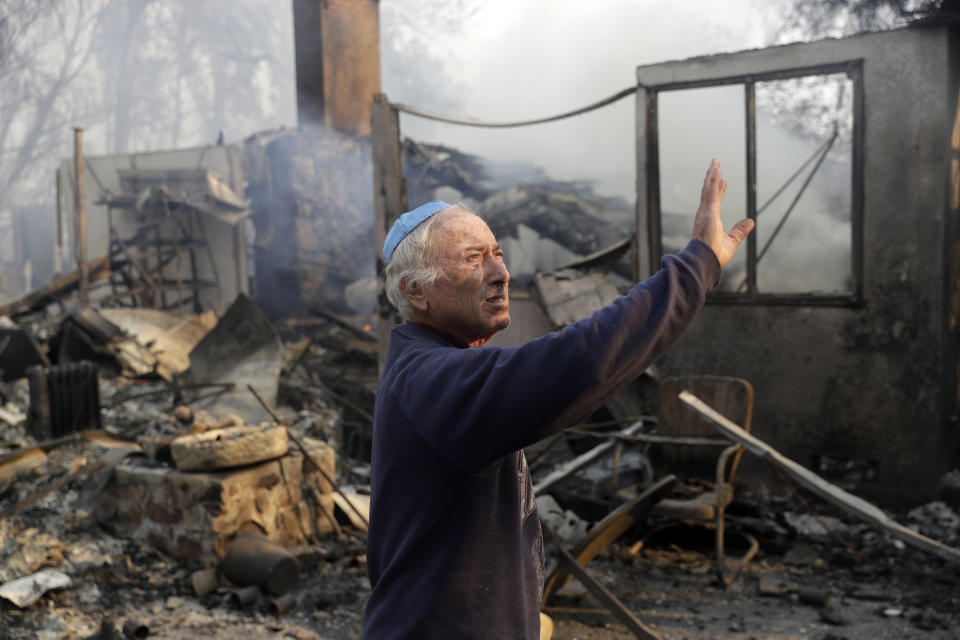 John Honigsfeld surveys the damage to a neighbor's property after a wildfire swept through Saturday, Nov. 10, 2018, in Malibu, Calif. (Photo: ASSOCIATED PRESS)