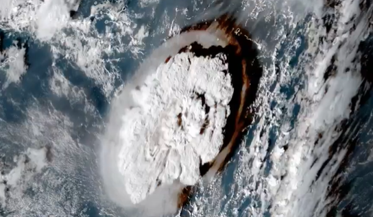 南太平洋島國東加近日發生海底火山爆發，日本、紐西蘭、美國等地偵測到海嘯，學者李錫堤分析，台灣的地理位置得天獨厚，所以影響不大。（圖／翻攝自Twitter）