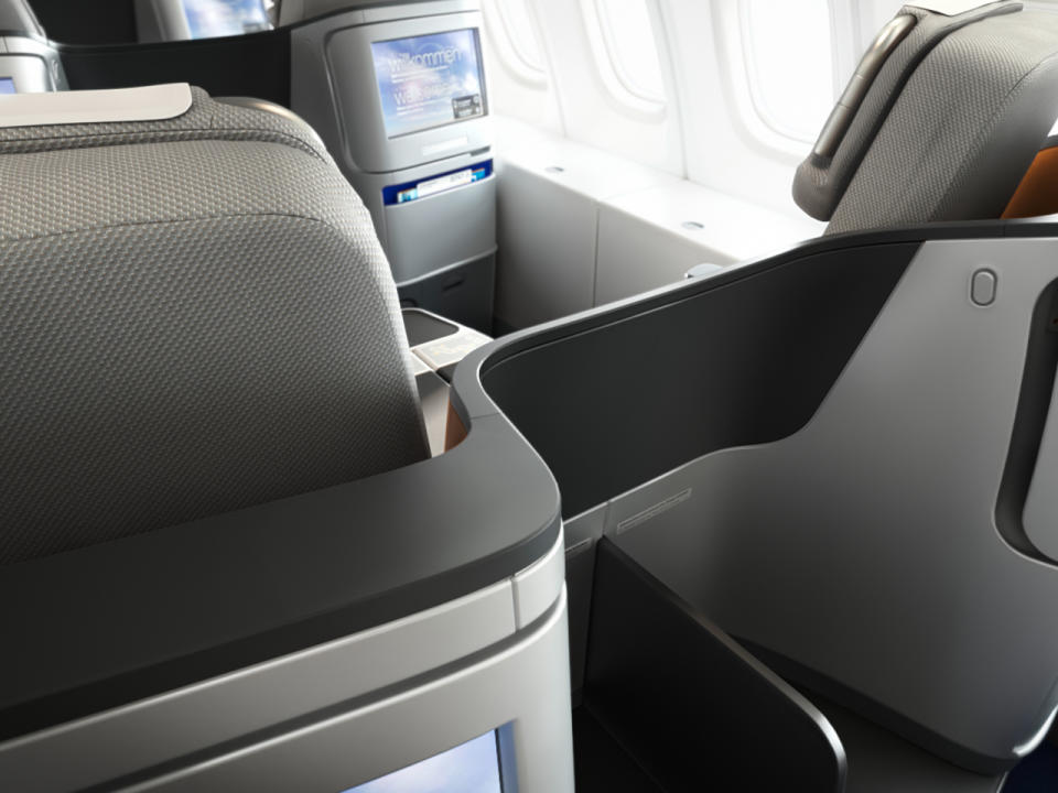 Genügend Komfort bietet die dick gepolsterte Kopfstütze. Das moderne, zurückhaltende Design in verschiedenen Grautönen trägt erheblich zur Entspannung bei. (Bild-Copyright: Lufthansa Group)