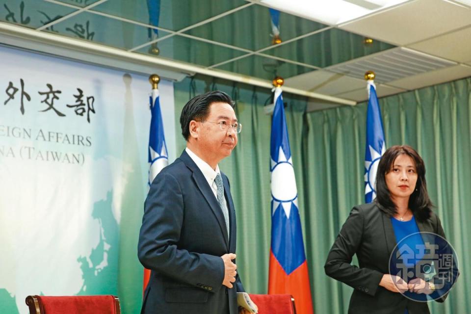 我外交部發推文，感謝川普過去4年對台灣的支持。左為外交部長吳釗燮。（翻攝外交部推特）