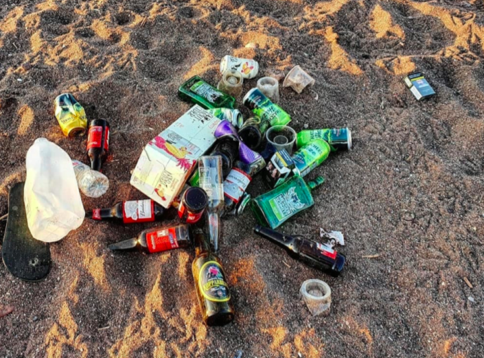 Teignbridge beach covered in litter during lockdown heatwave