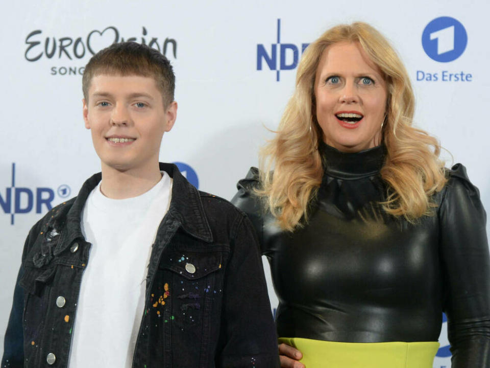 Ben Dolic und Barbara Schöneberger traten in der leeren Hamburger Elbphilharmonie auf. (Bild: imago images/Andre Lenthe)