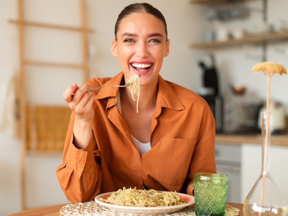 Pasta und Co. werden häufig als Dickmacher verteufelt. (Bild: Prostock-studio/Shutterstock.com)