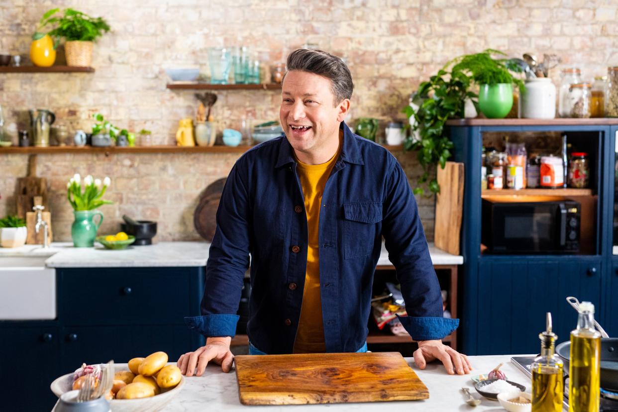 Jamie Oliver uses the microwave to cook chilli in his new show One Pound Wonders. (Channel 4)