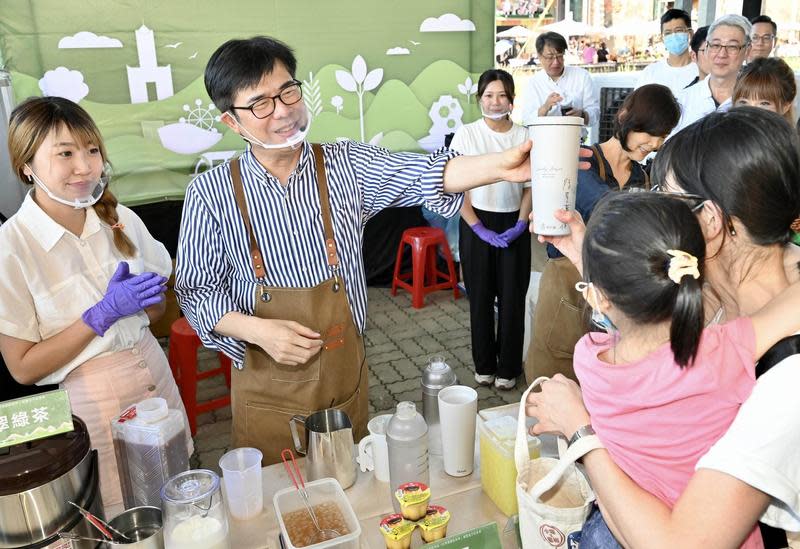 高雄市長陳其邁宣布，7月至9月優惠日期間，民眾若自備環保杯於高雄市內至合作飲料店消費可再享優惠。（翻攝陳其邁臉書）