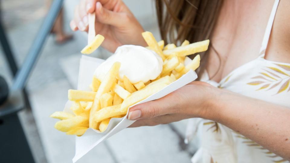 Wenn der Körper schwitzt, dann verliert er Salze. Pommes können da Abhilfe schaffen. (Bild: dpa)