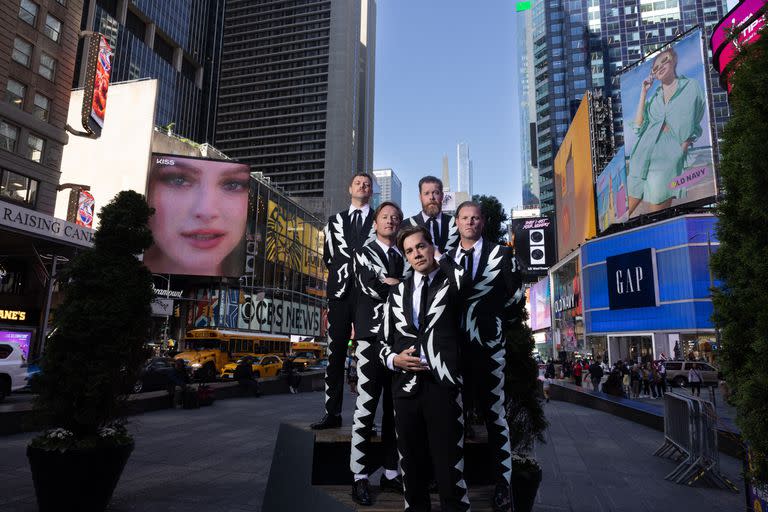 The Hives y su producción de fotos más reciente, en Times Square, Manhattan