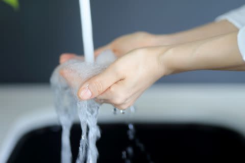 在日常生活中養成勤洗手的習慣，才能有效預防腸病毒。 COPYRIGHT: Getty Images  PHOTO CREDIT: RUNSTUDIO