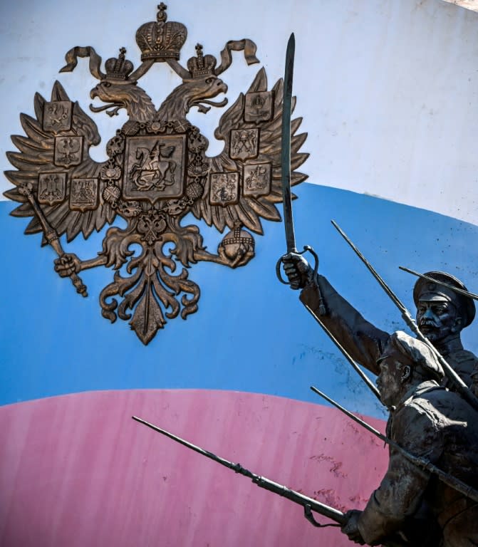 El emblema y la bandera nacionales de Rusia, fotografiados en el monumento dedicado a los Héroes de la Pimera Guerra Mundial en la Colina Poklonnaya, al oeste de Moscú, el 23 de mayo de 2024 (Alexander Nemenov)