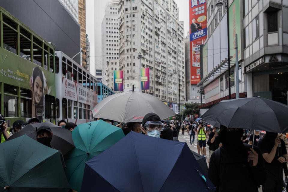 2020年5月24日，市民在香港島一帶發起反對國安法及國歌法遊行，示威者打開雨傘作防線。