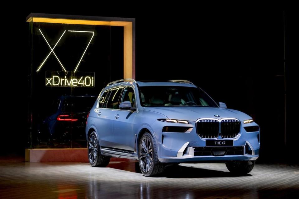 全新BMW X7援引Luxury Class旗艦車款設計語彙，引擎蓋上的立體褶線與力量感十足的車身輪廓，展現自信沉穩的魅力。