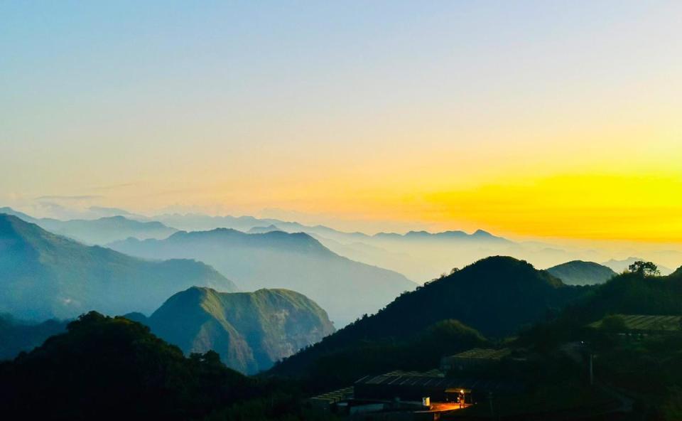 從阿里山英迪格酒店頂樓能欣賞到遼闊絕美的雲海景觀。（阿里山英迪格酒店提供）