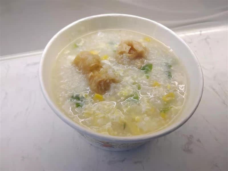 隔離餐第二餐是鹹粥。（圖／翻攝自PTT）