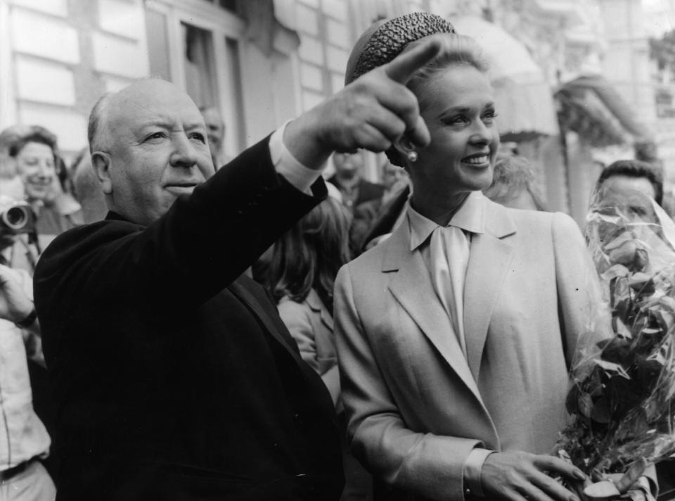 Tippi Hedren saltó a la fama de la mano de Alfred Hitchcock gracias a su papel de Melanie Daniels en ‘Los pájaros’ (1963). Ese mismo año la actriz y el realizador acapararon todas las miradas en la decimosexta edición del festival de Cannes. "Me agredió sexualmente", confesó la actriz en sus memorias. (Foto: Keystone / Getty Images)