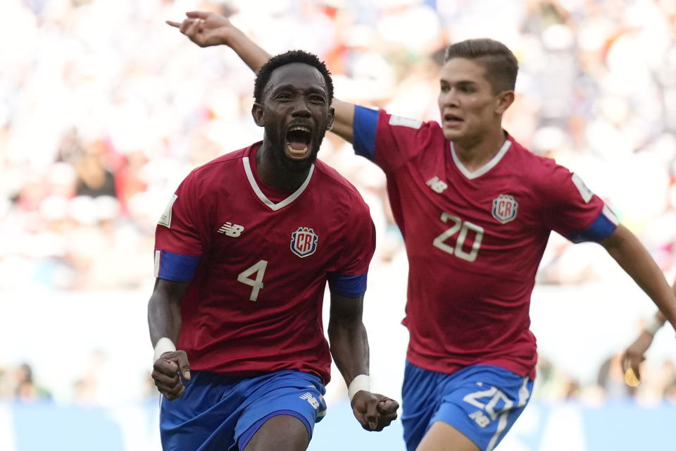 Keysher Fuller celebra tras marcar el primer gol de Costa Rica contra Japón en el partido contra Japón por el Grupo E del Mundial, el domingo 27 de noviembre de 2022, en Rayán, Qatar. (AP Foto/Francisco Seco)