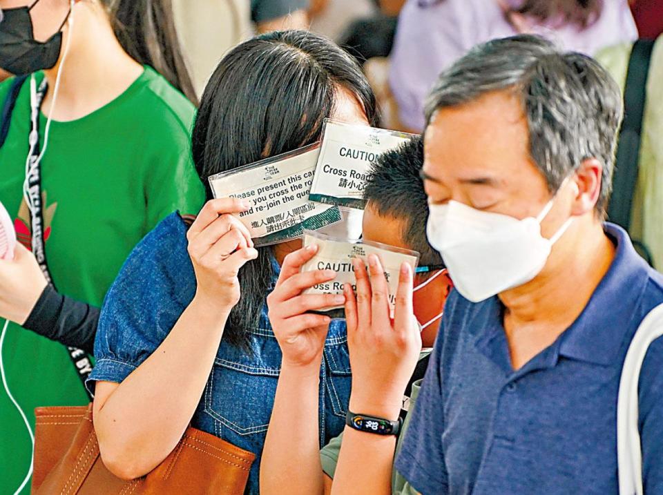 山頂纜車重開首個周日 總站現長長人龍