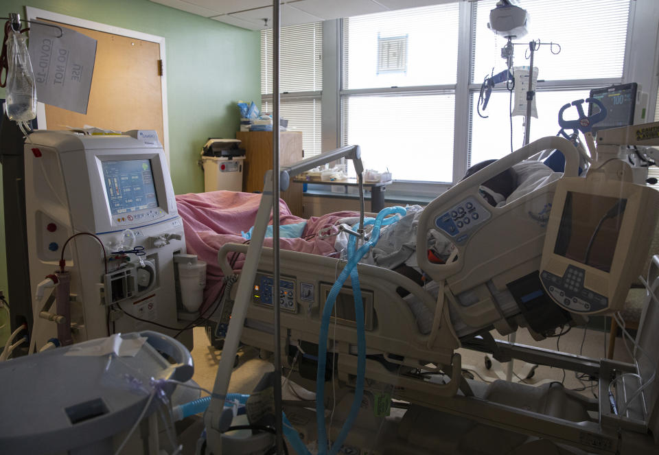 A COVID-19 patient using a ventilator rests while his blood goes through a kidney dialysis machine (L) on the Intensive Care Unit (ICU) floor at the Veterans Affairs Medical Center on April 21, 2020 in the Brooklyn borough of New York City. (Robert Nickelsberg/Getty Images)