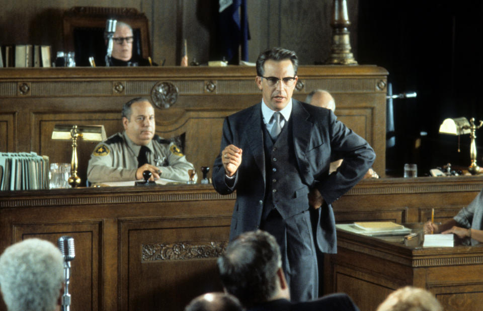 Kevin Costner en el tribunal en una escena de la película 'JFK', 1991. (Foto de Warner Brothers/Getty Images)