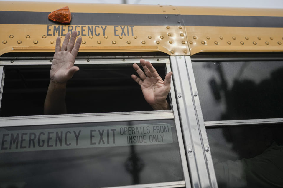 Ciudadanos nicaragüenses saludan desde un autobús después de ser liberados de una cárcel nicaragüense y aterrizar en el aeropuerto de la Ciudad de Guatemala, el jueves 5 de septiembre de 2024. (AP Foto/Moisés Castillo)