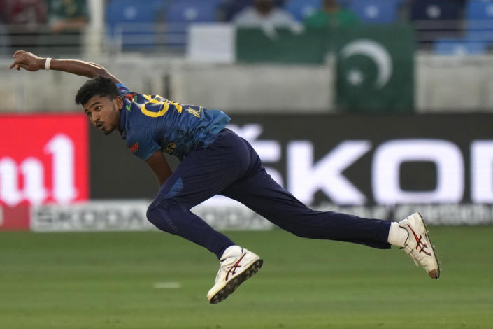 Sri Lanka's Dilshan Madushanka bowls a delivery during the T20 cricket match of Asia Cup between Pakistan and Sri Lanka, in Dubai, United Arab Emirates, Friday, Sept. 9, 2022. (AP Photo/Anjum Naveed)