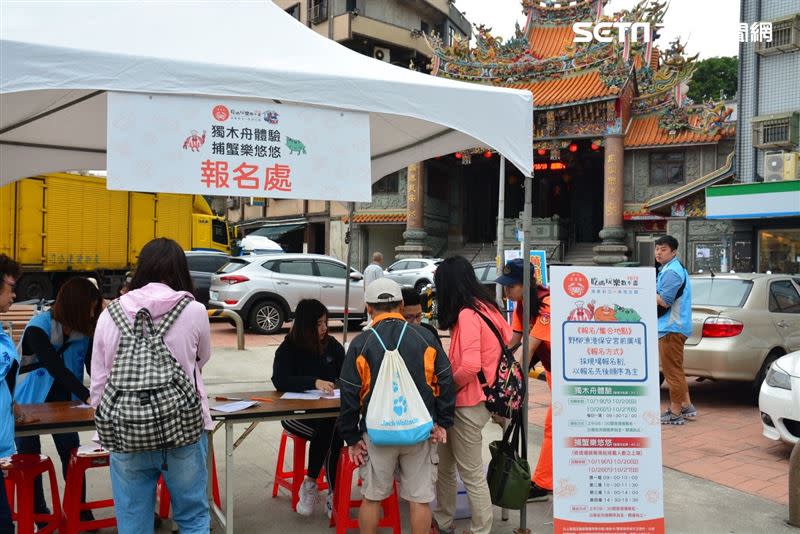 野柳保安宮前休閒漁業體驗報名點有民眾正在排隊報名，與參與體驗的民眾要記得攜帶身份證明文件，才能參加活動喔！（活動資料照片）（圖／新北市漁業處提供）