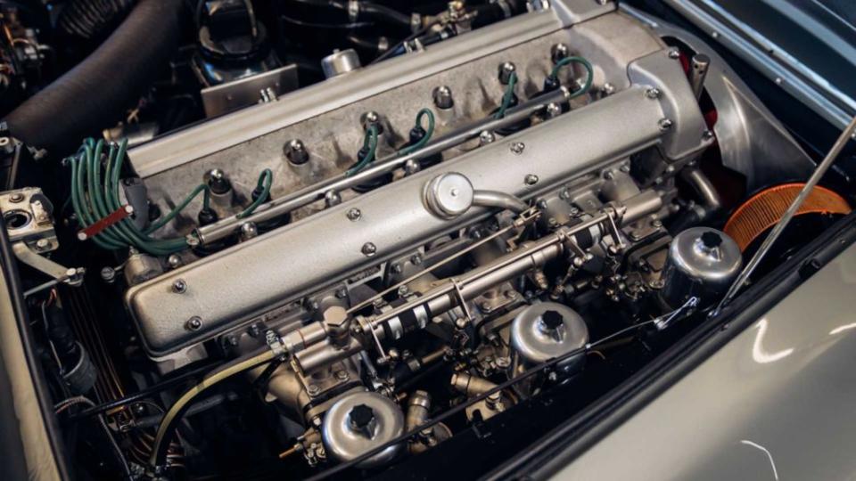 Aston Martin DB5車上搭載4.0升直列六缸引擎，可以輸出282匹的最大馬力。(圖片來源/ Broad Arrow Auctions)