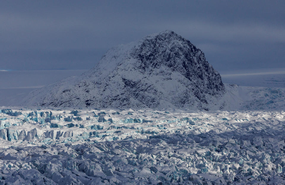 隨氣候變暖，極地可能變得更適宜人類活動，科學家益發擔心暖化恐導致凍於極地永凍層的遠古細菌或病毒外逸，造成疫情大流行。（路透社資料照）
