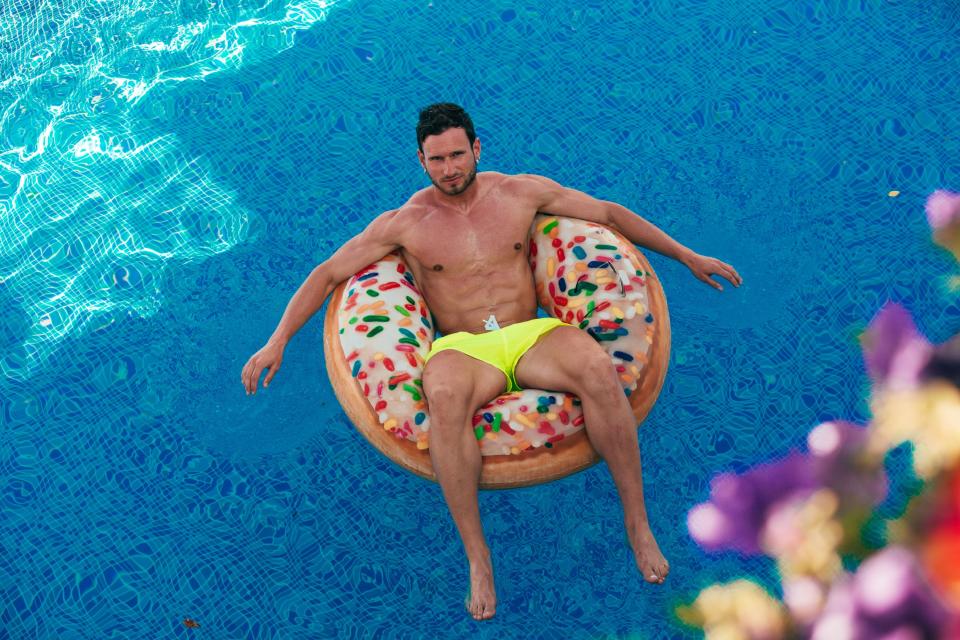 Treibt ein Donut im Pool…