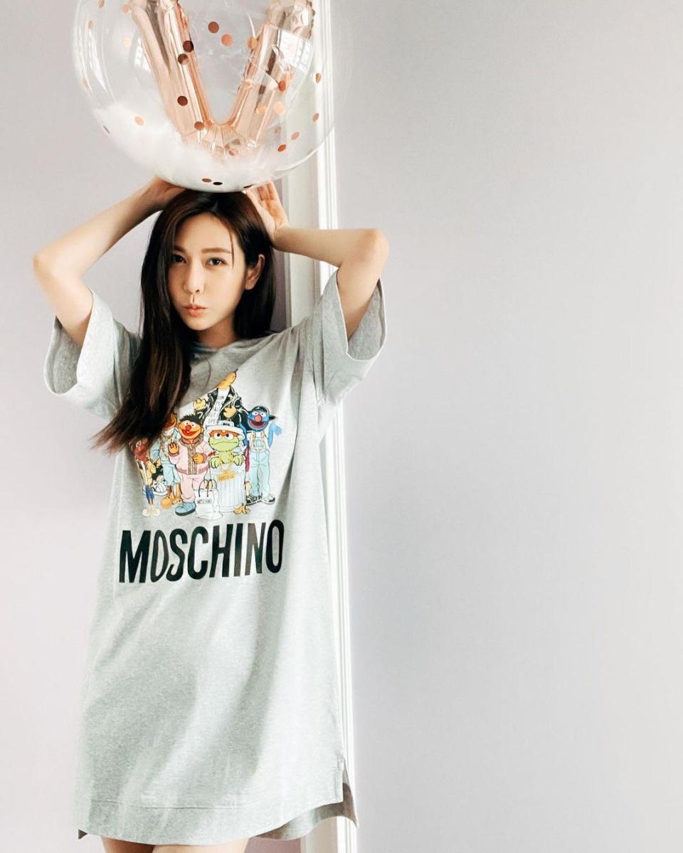 曾菀婷身上的MOSCHINO x Sesame Street collection，NT$22,800。（藍鐘提供）