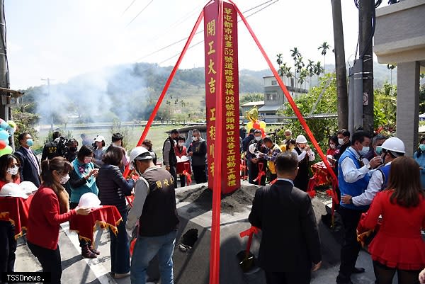 草屯52號道路虎山路連接富林路新建工程，鎮長簡景賢帶領貴賓及地方仕紳進行動土儀式。(記者蔡榮宗攝)