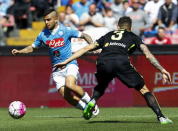 Football Soccer - Napoli v Verona - Italian Serie A - San Paolo Stadium, Napoli, Italy - 10/04/16. Napoli's Lorenzo Insigne (L) in action against Verona's Eros Pisano. REUTERS/Ciro De Luca