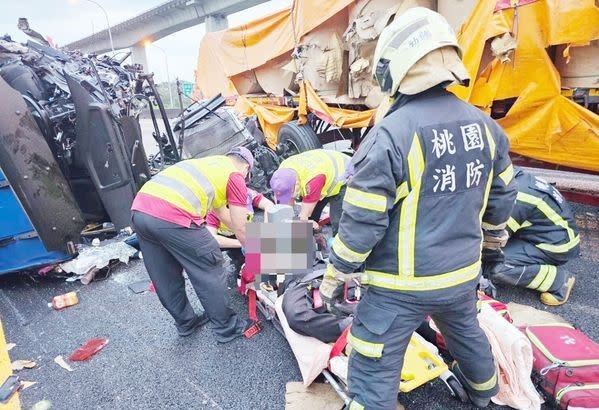 國道一號桃園平鎮系統昨天清晨發生死亡車禍。（圖／翻攝畫面）