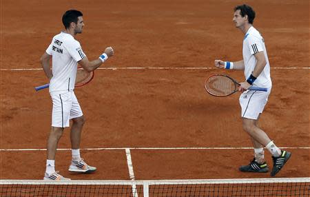 Britain's Colin Fleming (L) and Andy Murray celebrate during their Davis Cup quarter-final doubles tennis match against Italy's Fabio Fognini and Simone Bolelli in Naples April 5, 2014. REUTERS/Alessandro Bianchi