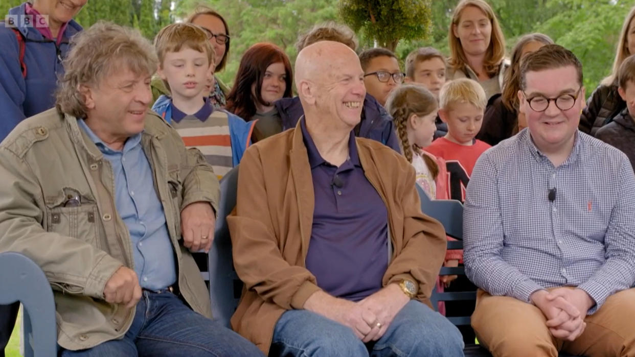 Three generations of footballer Robert Boyd's family met for the first time on Antiques Roadshow. (BBC)