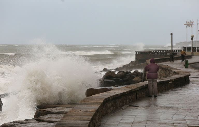 En Mar del Plata esperan olas grandes y fuertes vientos